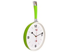 фото Часы настенные Сковорода 25х43см, корпус зеленый с белым Рубин